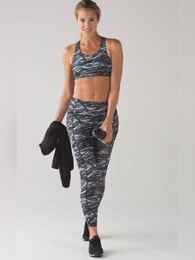 Lululemon Fast And Free 7/8 Tight
Mini Sweatr Multi Black